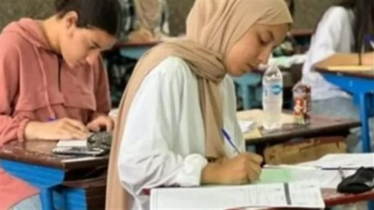 ضوابط الامتحانات.. وزير التعليم يحسم الجدل بشأن تغطية شبكات المحمول باللجان